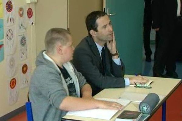 Le ministre de l'éducation nationale a repris les bancs de l'école à Douai, ce lundi.