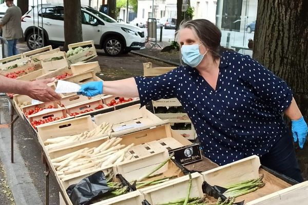 Masques et gants de rigueur pour les marchands à Caen