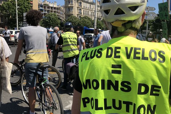 Une cinquantaine de cyclistes manifestent contre la suppression de la piste cyclable du Prado à Marseille