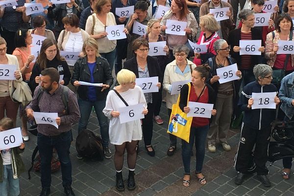 Martine Aubry parmi les manifestants rassemblés sur la Grand'Place pour dénoncer les féminicides.