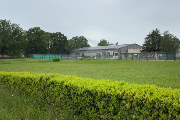 1 000 m² de panneaux voltaïques, installés sur le toit du country club de Couzeix.