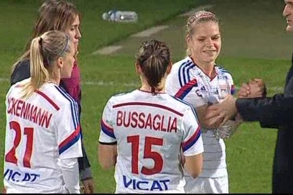 Gérard Précheur, le coach lyonnais qui congratule ses joueuses à l'issue de ce premier round