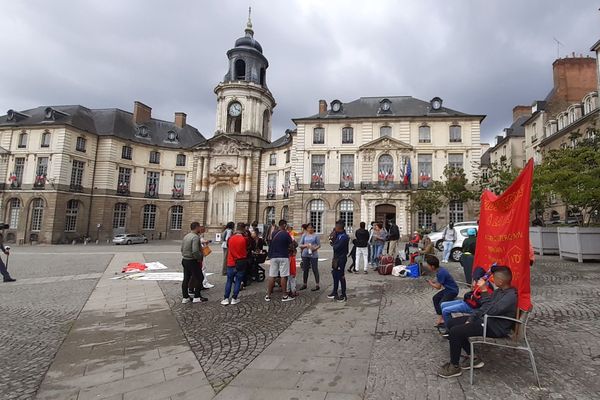 Plusieurs dizaines de personnes rassemblées devant la mairie de Rennes ce matin pour faire entendre leur demande de logements pour tous.