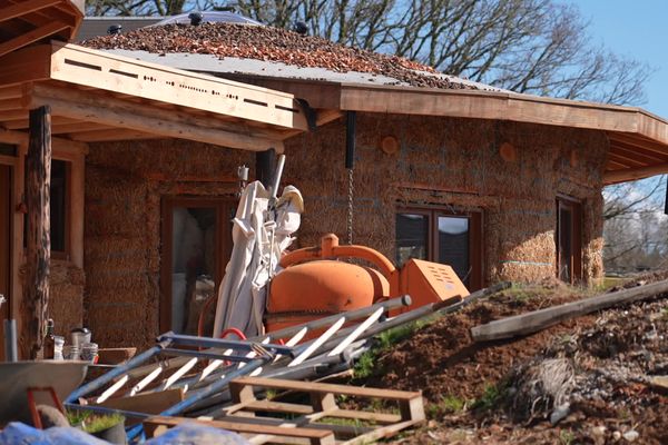 "Qui dit paille porteuse, dit que les murs portent la toiture, la charpente. Tout le poids qui est là-haut vient se répercuter sur les murs directement." Gaétan Moissonnier, constructeur de maison écologique.