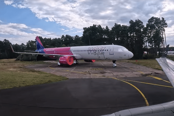 La vidéo publiée, le 2 septembre 2024, sur le site Youtube de AviSpace révèle une vingtaine d'Airbus A321neo de la compagnie Wizz Air cloués au sol sur l'ancien aéroport militaire de Bydgoszcz Ignacy Jan Paderewski en Pologne.