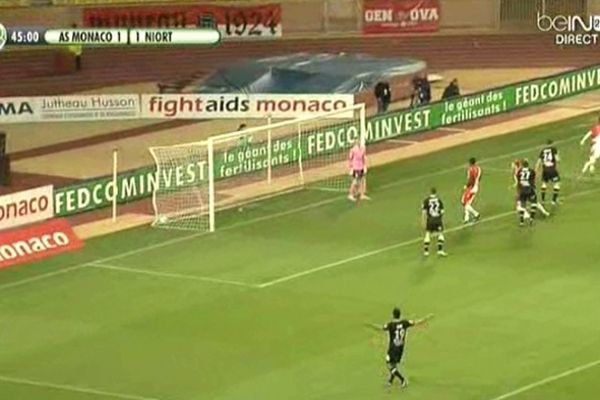 But de l'argentin Ocampos pour l'AS Monaco lors du match contre Niort, le 5 avril 2013