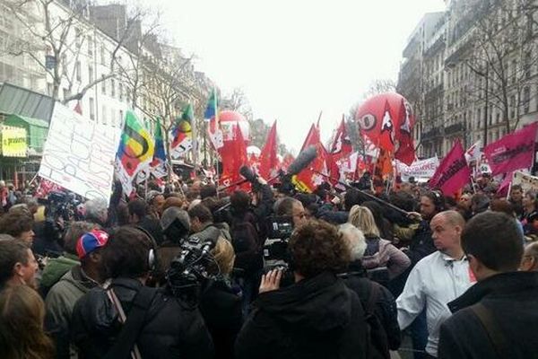 "Tête de la manif Cgt-Fo-Sud-Fsu à Paris Montparnasse pour emploi, salaires et contre pacte de responsabilité " (Twitter / @BDomergue)