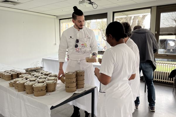 Les repas ont été majoritairement distribués aux étudiants, mais le personnel de l'hôpital a pu également en profiter.