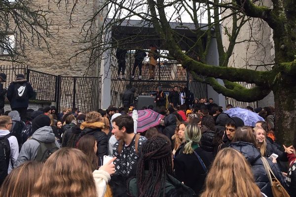 Un rassemblement de lycéens ce vendredi 30 novembre devant le lycée Saint Cricq de Pau