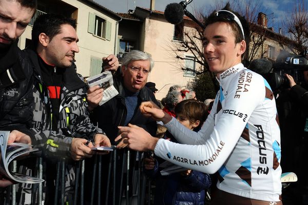 Romain Bardet signant des autographes à Brioude, en Haute-Loire, lors du Paris-Nice en 2013. 