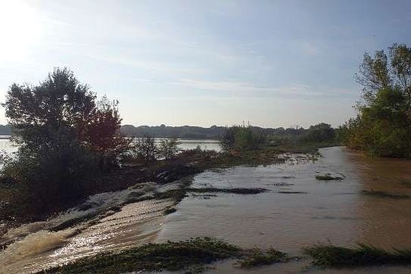 Lattes (Hérault) - la Mosson a submergé une digue - octobre 2014.