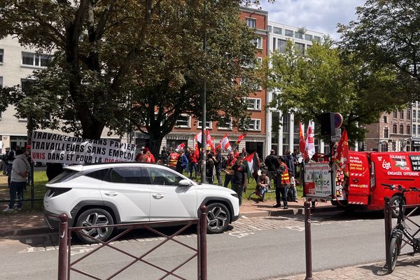 Environ 300 personnes s’étaient rassemblées ce jeudi 13 juin en début d’après-midi, devant le tribunal judiciaire de Lille.