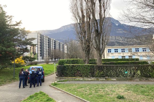 Un important périmètre de sécurité a été mis en place ce jeudi 14 mars à Pont-de-Claix (Isère) à la suite d'une alerte à la bombe. Deux écoles ont été évacuées et une crèche a été confinée une partie de l'après-midi.