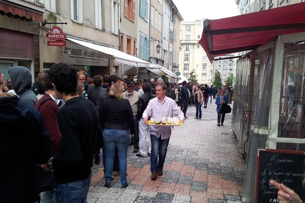 File d'attente rue Haute-Vienne, 4 juin 2014, avant l'ouverture de la billetterie pour le match Limoges CSP - SIG Strasbourg