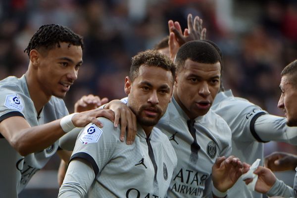 Neymar et Mbappé se félicitent lors du but du Brésilien à la 9e minute