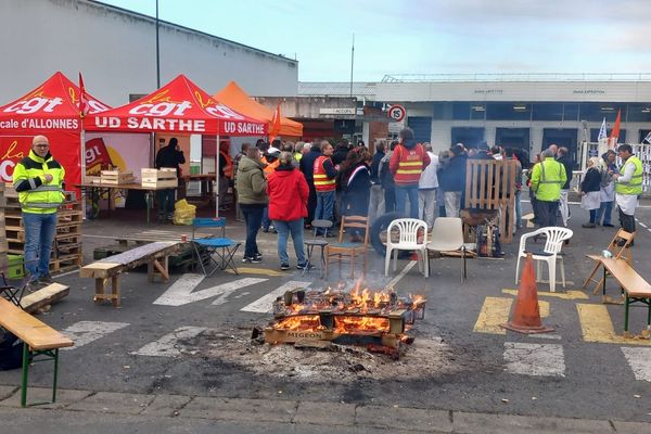 Les salariés de l'usine Valeo de La Suze-sur-Sarthe sont en grève illimitée depuis ce mardi 22 octobre.