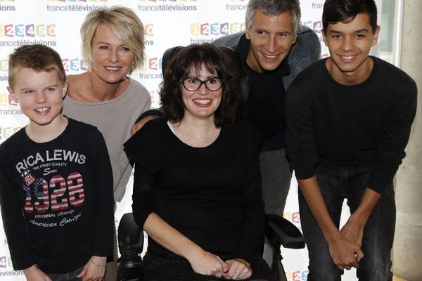 Sophie Davant, Nagui pose en compagnie de Léo, Mandine et Mathieu lors de la conférence de presse du 30ème Téléthon.