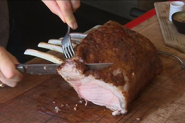 Un carré de cochon du pays basque cuisiné par le chef étoilé Vivien Durand.