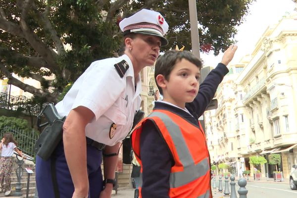 Les petits Monégasques apprennent les règles de base de la circulation piétonnière.