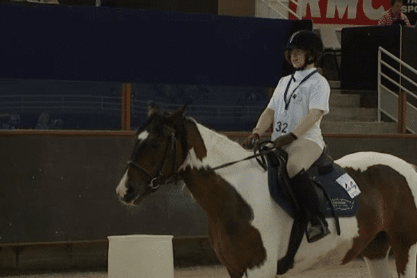 Anne-Laure, ici en pleine épreuve de dressage à Saint-Lô, a déjà remporté un titre au championnat de France d'équitation adaptée.