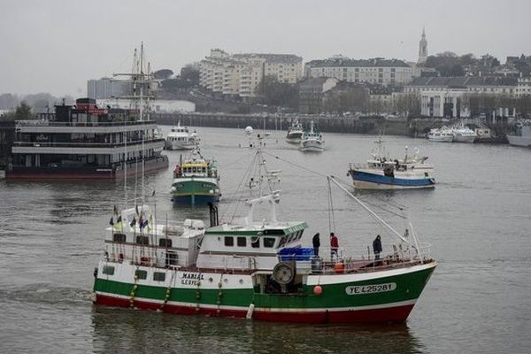 Une quinzaine de bateaux et 300 marins pêcheurs se sont donnés rendez-vous à Nantes à l'occasion de la venue du Premier ministre Manuel Valls