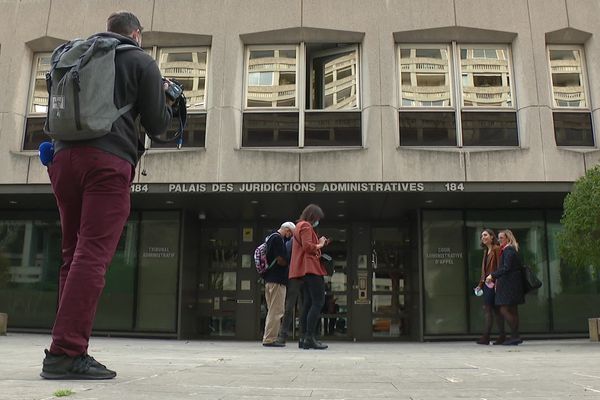 Des parents d'élèves et la FDSEA du Rhône ont déposé vendredi 26 février deux recours en référé devant le tribunal administratif contre la décision du maire de Lyon d'imposer des menus sans viande dans les cantines scolaires.