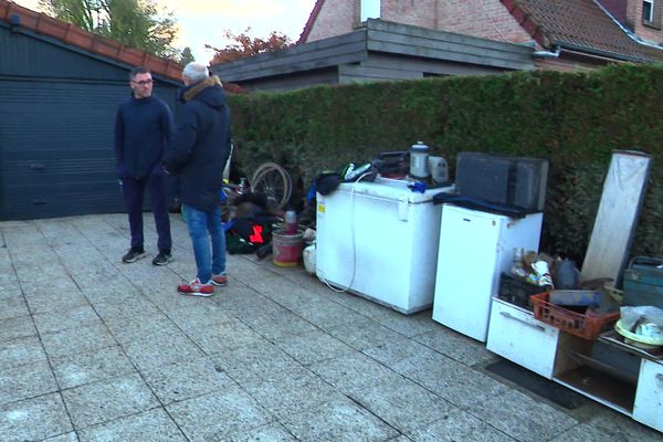 Vincent Maquignon devant sa maison à Blendecques.