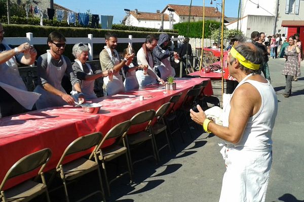 Une des animations proposées ce samedi matin par le boulanger : l'atelier de pétrissage.