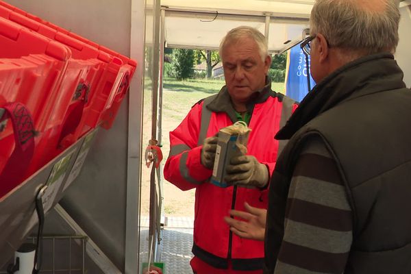 Les habitants des quartiers populaires peuvent déposer à deux pas de chez eux leurs déchets à la déchetterie mobile.