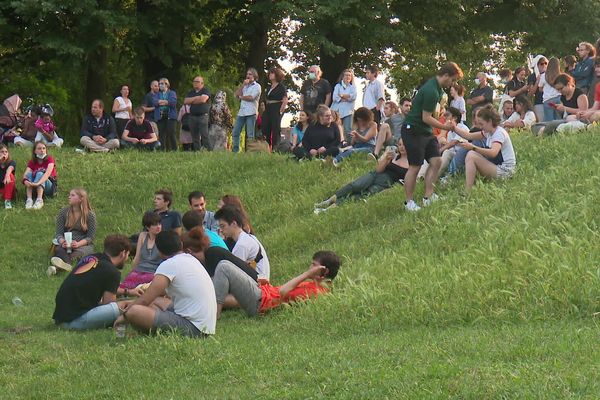 Du public installé dans le parc Songeons de Compiègne lors de la fête de la musique 2021