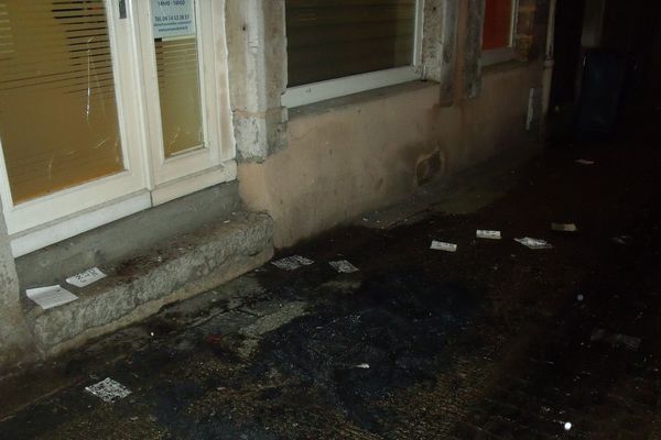 Des traces de pneus brûlés subsistent devant la permanence d'Erwann Binet à Vienne.