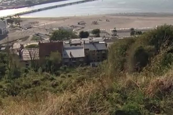 Vue du haut de la falaise qui menace 4 habitations de Boulogne-sur-mer. 