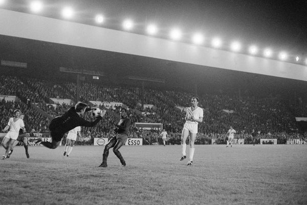 Daniel Eon arrête un tir du joueur brésilien Silva, le 11 mai 1967 au parc des Princes à Paris, lors d'une rencontre amicale de football entre Nantes et Barcelone