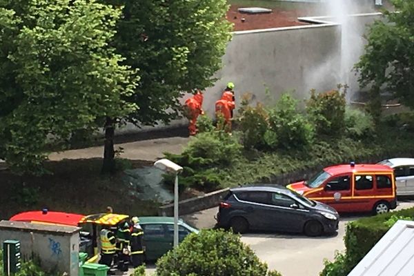 Des pompiers de la cellule d'intervention chimique sont intervenus pour colmater la fuite. 