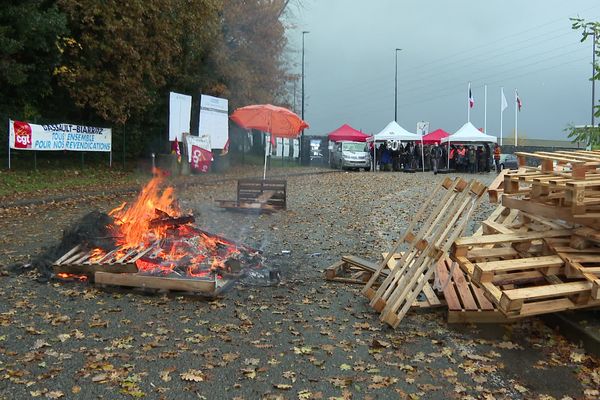 Le site industriel de Dassault à Biarritz est bloqué ce mercredi 8 décembre à l'appel de la CGT et de la CFDT. Les organisations syndicales réclament des hausses de salaire dans le cadre des négociations annuelles obligatoires.