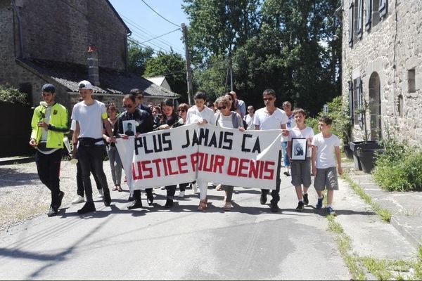200 personnes ont défilé dans les rues d'Aucaleuc (Côtes d'Armor) e mémoire au jeune apprenti mort des suites d'un bagarre