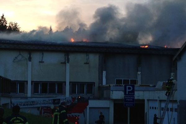 Prémanon : la toiture de la salle polyvalente en feu