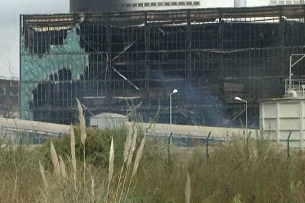 Pendant 48 heures, d'épaisses fumées se sont échappées du sinistre à Fos-sur-Mer. 