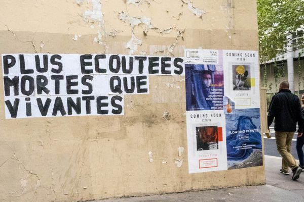 Une campagne d'affichage dans les rues de Paris contre les féminicides.