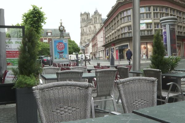 Les clients en terrasse se font rares à Amiens à cause de la météo, entrainant une baisse du chiffre d'affaires pour les restaurateurs.