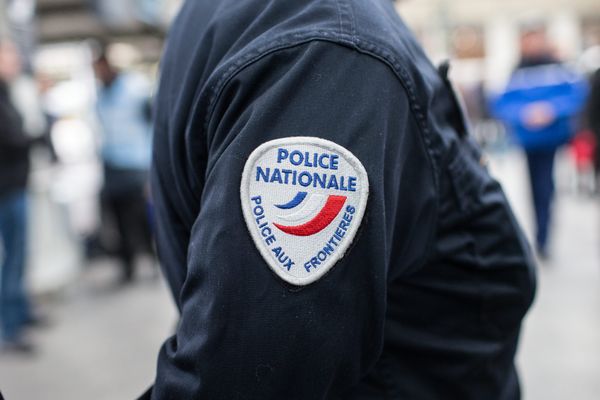 Illustration d'un agent de la police aux frontières en gare de Lyon.