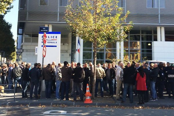 Clermont-Ferrand, le 11 octobre 2016. Rassemblement devant l'hôtel de police en soutien à l'agression de leurs collègues de Viry-Chatillon (Essonne) le week-end précédent.