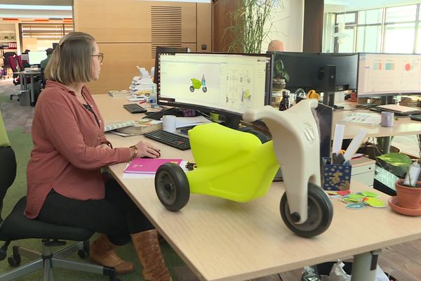 Cette moto pour enfant a été conçue en polyéthylène recyclé avec une protection spéciale pour éviter de se coincer un doigt.