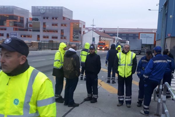 Blocage de Général Electric par une quarantaine de salariés le 1er octobre 2018. 