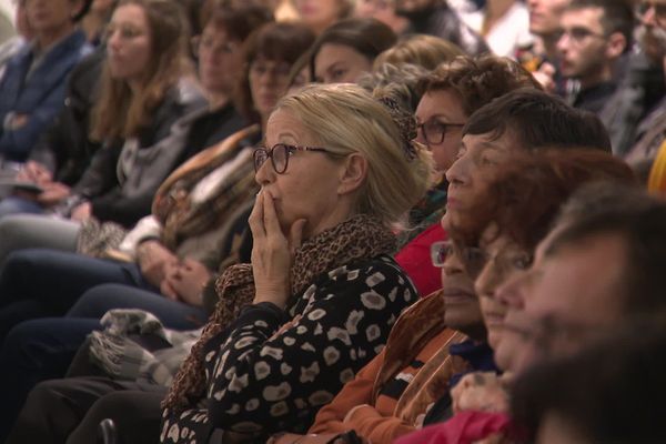 Plus de 500 personnes, dont des enfants, sont venues écouter Sébastien Boeuilh, le président de l'association Colosse aux pieds d'argile.