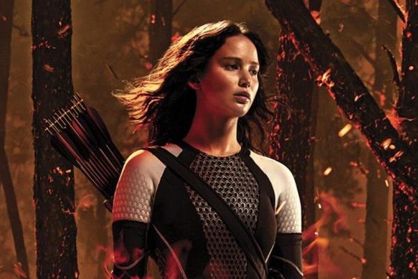 Jennifer Lawrence incarne Katniss Everdeen et mène la révolte dans Hunger Games, la saga de Suzanne Collins.