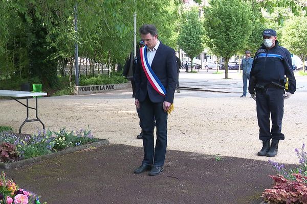 Le maire de Grenoble, Eric Piolle, est venu seul déposer une gerbe devant le monument municipal pour la journée nationale du souvenir de la Déportation.