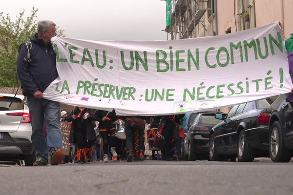 Plusieurs dizaines se sont réunis à Pézenas dans l'Hérault. Ils s'opposent à la vente prévue d'un incroyable forage d'une nappe phréatique précieuse.