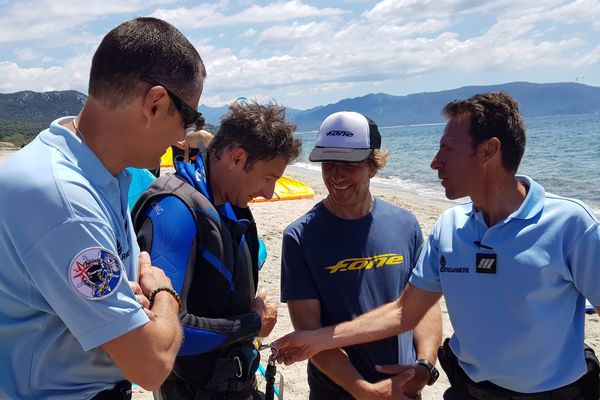 Ce samedi 1er juin, une cinquantaine de kitesurfers, originaires de toute l’île, se sont rassemblés à Porto Pollo.