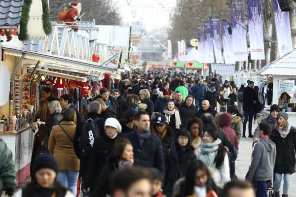 Le marché de Noël des Champs-Elysées, à Paris, en 2016.